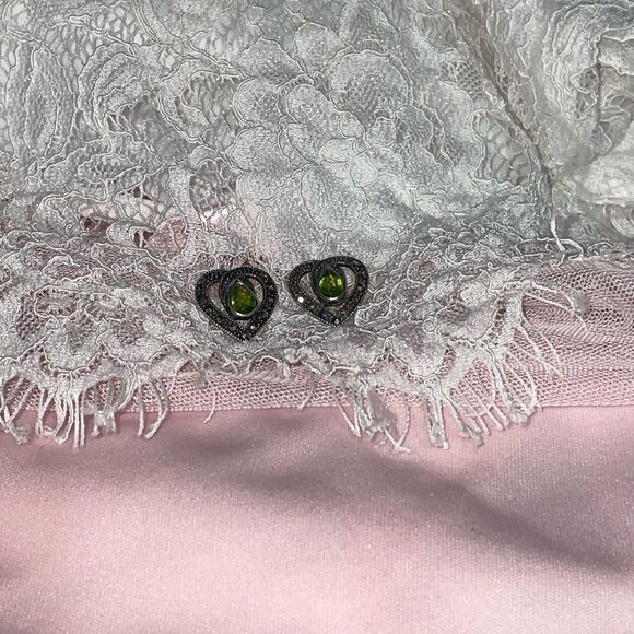 Elegant Heart-Shaped Sterling Silver and Peridot Earrings - Picture 3 of 6